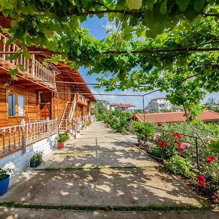 Guest House Luiza Borsh Esterno foto